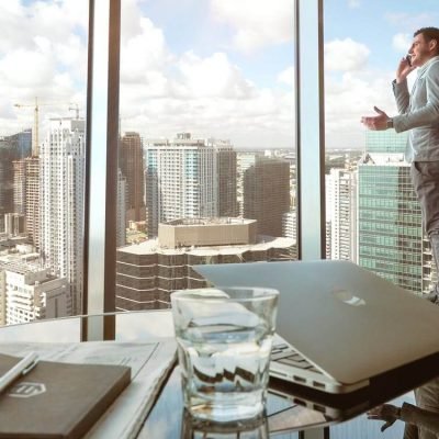 hombre hablando por celular mirando la ventana_opt